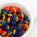 Dettaglio macro di perline in resina colorate a righe in ciotola bianca, per gioielli. - 8x6.8mm 10 Pezzi/Pacchetto / Arcobaleno