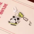 Niedlicher Acryl Cartoon Panda Schlüsselanhänger Variante mit Bambus Anhänger für Taschen. - Panda mit Bambus