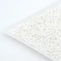 Dettaglio ravvicinato di perline di vetro bianco, piccole perle sfuse per gioielli fai da te. - 2.0mm / Bianco
