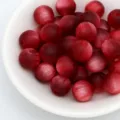 Gros plan détaillé de perles œil de chat mates rouges montrant une texture givrée. - Rouge Foncé Mat