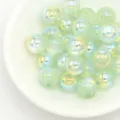 Primer plano detalle de cuentas redondas de resina gelatina electroplateada UV verde claro. - Verde claro