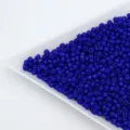 Primo piano di perline di vetro blu royal, perfette per braccialetti di gioielli fai-da-te. - 2.0mm / Blu zaffiro