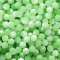 Detailopname groene hars kattenoog kralen, gladde ronde losse kralen voor DIY armbanden. - Groen
