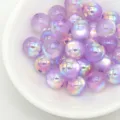 Primer plano detallado de cuentas de resina brillante con revestimiento UV en morado pastel. - Púrpura