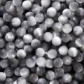Close-up detail van grijs imitatie kattenoog hars ronde kralen met fijn glitter gaatje. - Grijs