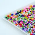 Primo piano di perline di vetro colorate, dettaglio perfetto per accessori di gioielli fai da te - 2.0mm / Multicolore