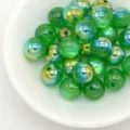 Detalle cuentas redondas de resina galvanizada UV verde, acabado gel brillante, accesorio DIY - Verde oscuro