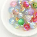 Vue détaillée de perles rondes en résine électrodéposée UV colorées pour bijoux faits à la main. - 8mm/Trou 1.6mm / Multicolore