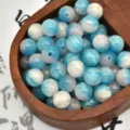 Primo piano di perline in resina sfumate blu e bianche per la creazione di gioielli. - 8mm / Blu rosato