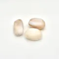 Primo piano di perline in acrilico marmorizzato irregolare con superficie liscia per fai da te. - Howlite