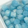 Dettaglio perle a barilotto in resina azzurra, perfette per gioielli fai da te e accessori. - 8x10 mm/dimensione del foro circa 1,6 mm / Dorato - Blu