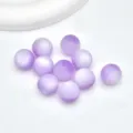 Primo piano dei dettagli di perline in vetro viola opaco da 16mm per creazione gioielli. - Viola Chiaro Opaco