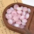 Primo piano di perline in resina glitter rosa, perline a rondella foro grande per fai da te. - Rosa