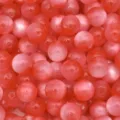 Primo piano di perline in resina occhio di gatto rosa, perfette per la creazione di gioielli fai da te. - 8mm/Foro 1.6mm / Rosso