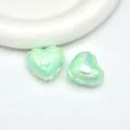 Primo piano di perline a cuore in acrilico iridescente verde chiaro per gioielli fai da te. - 19.5*17.5mm / Verde chiaro