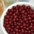 Close-up detail of dark red round glass beads in a white bowl for DIY jewelry making. - 100颗装 (4mm) / Dark Red