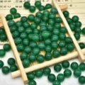 Primo piano dettagliato di perline tonde in agata verde lucida per braccialetti fai da te. - 8mm / Agata verde