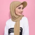 Vue détaillée d'un hijab kaki élégant avec visière intégrée, idéal pour un look chic et décontracté. - 160*56 / Kaki
