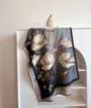Gedetailleerd uitzicht op het artistieke bloemenpatroon op de dikke warme wintershawl. - Witte Klaproos