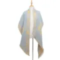 Gedetailleerd overzicht van de dikke diagonale sjaal in zacht lolly-garen en blauw-geel. - Blauw Goud