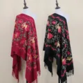 Gedetailleerd overzicht van etnische geborduurde imitatie kasjmier sjaals in rood en zwart. - 12