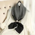 Zwart-wit gestreepte zijden sjaal elegante vierkante sjaal met camellia broche chic - RY-03