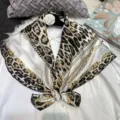 Schickes Seidentuch mit Leopardenmuster und Kettendesign sowie eleganter Kamelienbrosche. - Leopardenkette mit Geschenkkobox / Mehrfarbig