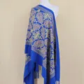 Blauwe kasjmier-look sjaal met gouden bloemenborduurwerk, elegante warme wintershawl. - Blauw