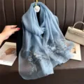 Lichtblauwe zijden geborduurde sjaal, elegante lente- en herfstdecoratieve omslagdoek voor dames. - Blauw