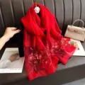 Elegante rode zijden geborduurde sjaal, moerbeizijde bloemensjaal voor dames, stijlvol. - Rood