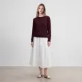 Detailaufnahme des roten Damen Strickpullovers mit Rundhalsausschnitt im hellen Studio. - S / Dunkelrot