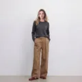 Nahaufnahme von Damen dunkelgrauem Strickpullover und khakifarbener Hose im Fotostudio. - S / Charcoal Gray