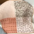Détail de foulard en soie présentant le design exquis à quatre panneaux cachemire. - Patchwork de quatre motifs paisley RY-23