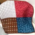 Vue détaillée du carré de soie élégant avec quatre motifs cachemire et géométriques colorés. - Paisley en patchwork coloré RY-24