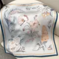Élégant carré de soie 70 cm avec délicats motifs floraux botaniques et design d'écriture vintage. - Rythme de fleur d'abricot crème RY-27