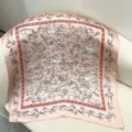 Luxueuze roze zijden vierkante sjaal met elegant vintage paardenpatroon en geometrische rand. - Roze ruiterdroom RY-03
