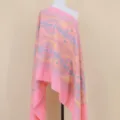 Roze kaschmir gevoel paisley sjaal detail, elegant bloemen patroon, zachte winterdoek. - Roze