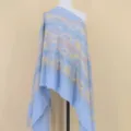 Gedetailleerd overzicht van de lichtblauwe kasjmier-look sjaal met paisley motief. - Blauw