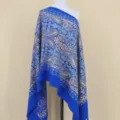 Blauwe kasjmier-look sjaal met paisley motief, elegante dames winter sjaal detailweergave. - Hemelsblauw