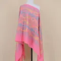 Roze kasjmier-look winter sjaal omslagdoek met elegante blauw-gouden paisley borduursel. - Dieproze