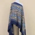 Detailopname van de donkerblauwe sjaal met fijne kleurrijke kasjmierborduursels erin. - Grijsblauw