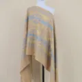 Gedetailleerd overzicht van de elegante sjaals met kasjmier-achtige paisley print be. - Eigeel