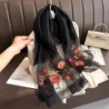 Elegante zwarte zijden sjaal met kleurrijk bloemenborduurwerk, modieus damesaccessoire. - Zwart