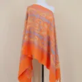 Detailopname van de oranje kasjmier-look sjaal met fijne traditionele paisley borduursels. - Zonnig Oranje