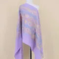 Gedetailleerd uitzicht van de paarse kasjmier-look sjaal met elegant paisley motief. - Lavendel