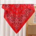 Rode paisley zijde-satijn vierkante sjaal, elegante vintage bandana hoofddoek voor dames. - RY-03