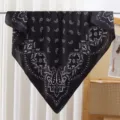 Zwart-wit paisley patroon vierkante sjaal, dun satijnen materiaal, veelzijdige modieuze sjaal. - RY-04