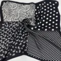 Zwarte en witte zijden vierkante sjaal met klassieke paisley en stipjes print. - Zwart-Witte Paisley