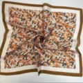 Luxe geometrisch bedrukte zijden satijnen vierkante sjaal in elegante oranje en bruine tinten. - Oranje-zwarte geometrische sjaal