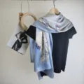 Vrouwen blauwe bloemen zijden sjaal lange omslagdoek elegante lichte lente accessoire - Mistige magnolia